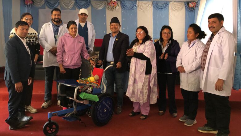 साकेला गाउँपालिकाद्वारा अपाङ्गता भएका नागरिकलाई सहायक सामग्री वितरण