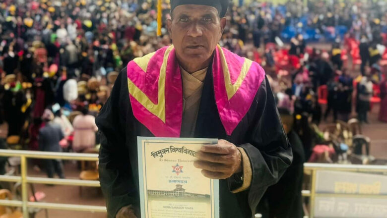 छोराछोरीलाई जागिरे बनाएपछि आफू पढेर ‘डिग्री होल्डर’ बन्नुभयो ७० वर्षीय ईन्द्रबहादुर
