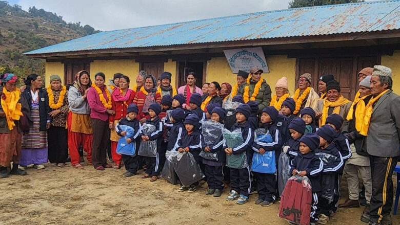 फ्रान्सबाट पुष्पकुमार राईले पठाएको रकमले विद्यार्थीलाई ट्र्याकसुट, टोपी र झोला