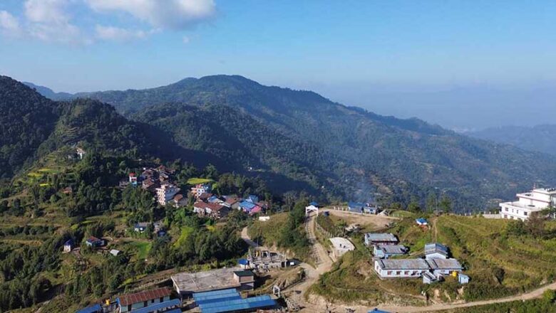 चिसापानी बजारको सडक ढलानको काम तीव्रगतिमा