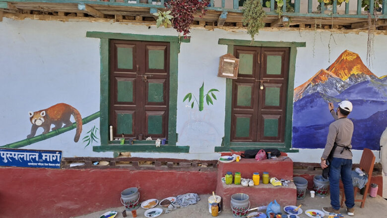 सौन्दर्यकरणका लागि दिक्तेल बजारमा चित्र बनाउँदै ललितकलाका विद्यार्थी