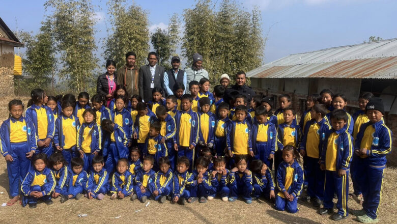 आमाको स्मृतिमा तीन विद्यालयका ९४ जना विद्यार्थीलाई न्यानो कपडा वितरण