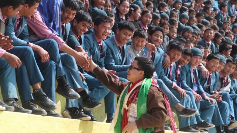 भ्वाइसका फाइनलिस्ट सागर संसार राई खोटाङमा, जिल्लावासीको भव्य स्वागत