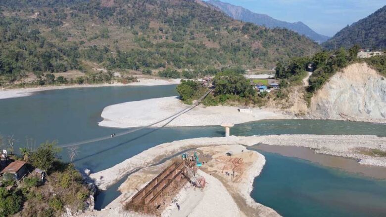 धाप्लाङघाट पुल निर्माणको कामले गति लियो, स्ल्याब ढलानको काम सुरु