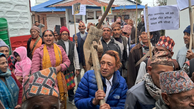 बाँदरपीडित किसानद्धारा दिक्तेलमा ‘हलो–कोदालो’सहित बिरोध ¥याली प्रदर्शन