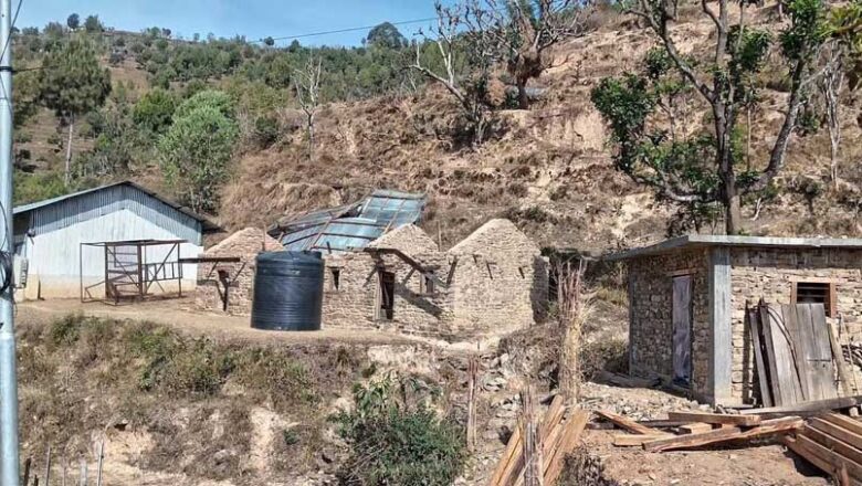 हावाहुरी पीडित परिवारलाई हलेसी तुवाचुङले जस्तापाता उपलब्ध गराउने