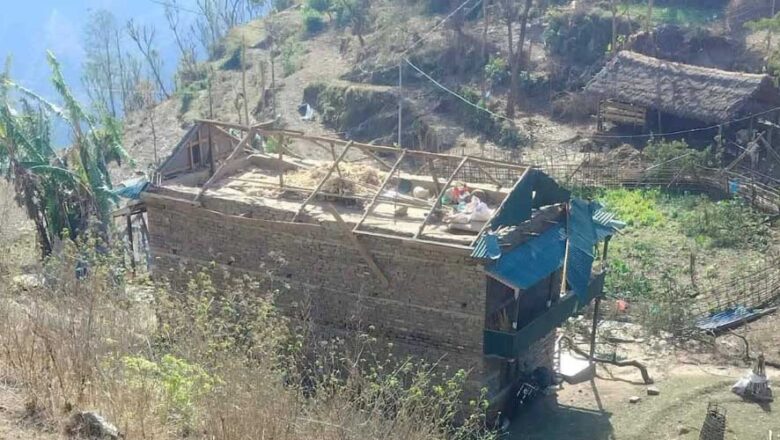 हावाहुरीले दर्जनौँ घरगोठ तथा विद्यालयको छाना उडायो, करोडौँको क्षति