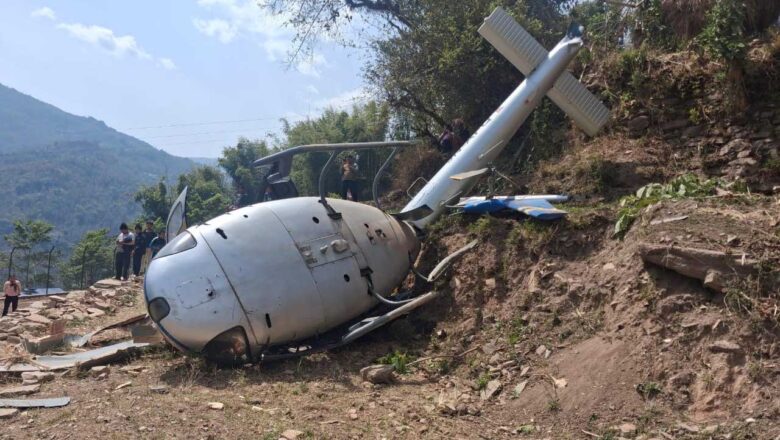 बालाबेँसी हेलिकोप्टर दुर्घटना : चालकको चलाखीले ठूलो क्षति हुनबाट जोगियो