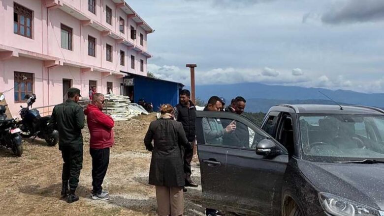 आधारभूत अस्पतालको भवन अलपत्र पार्ने ठेकेदारको गाडी नगरपालिकाको नियन्त्रणमा