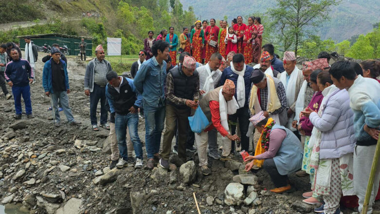 रावाबेँसी गाउँपालिकाको लोचाखोलामा मोटरेबल पक्की पुल निर्माण सुरु