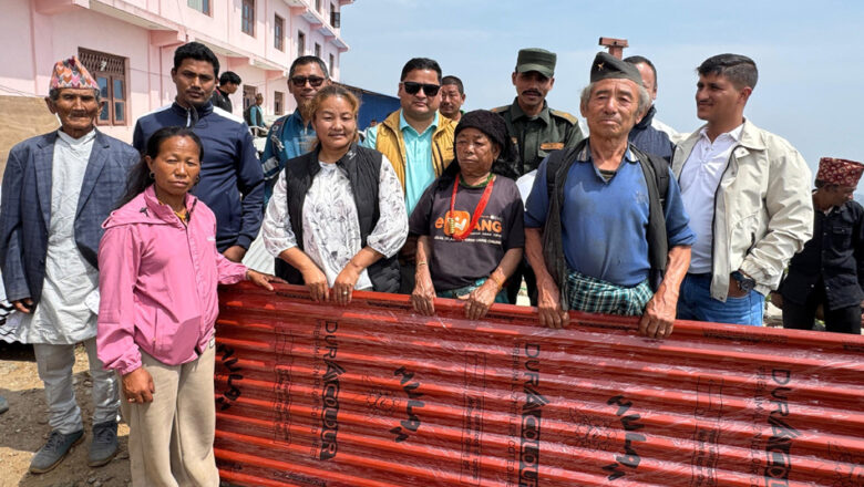 हावाहुरीले घरको छाना उडाएपछि बिचल्लीमा परेका ९४ परिवारलाई निःशुल्क जस्तापाता