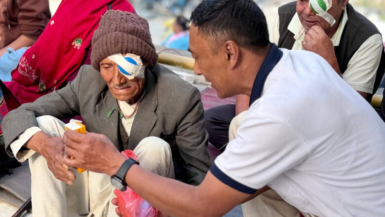 शल्यक्रियासहितको शिविरमा एक हजार १३९ जनाले निःशुल्क गराए आँखाको उपचार