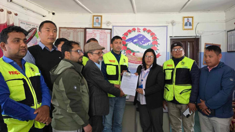 सरकारको निर्णयविरुद्ध खोटाङका पत्रकारको व्याङ्ग्यात्मक विरोध