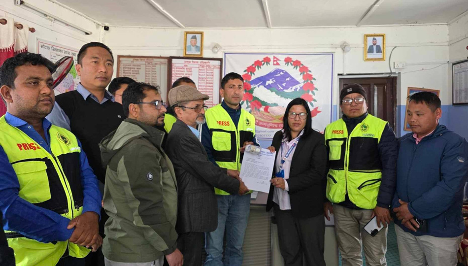 सरकारको निर्णयविरुद्ध खोटाङका पत्रकारको व्याङ्ग्यात्मक विरोध