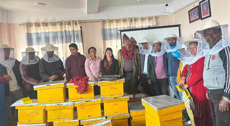 किसानलाई व्यवसायिक बनाउन मौरीको आधुनिक घारसहित तालिम प्रदान