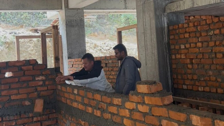ठेकेदारले सम्झौता बिपरीतका इँटा प्रयोग गरेपछि प्रशासनिक भवनको पर्खाल भत्काइयो