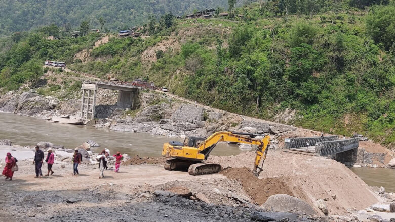सुनकोशीको अस्थायी बेलिब्रिज झिकिएसँगै खोटाङ पूर्वी तराईसँगको नाकाबन्दीमा