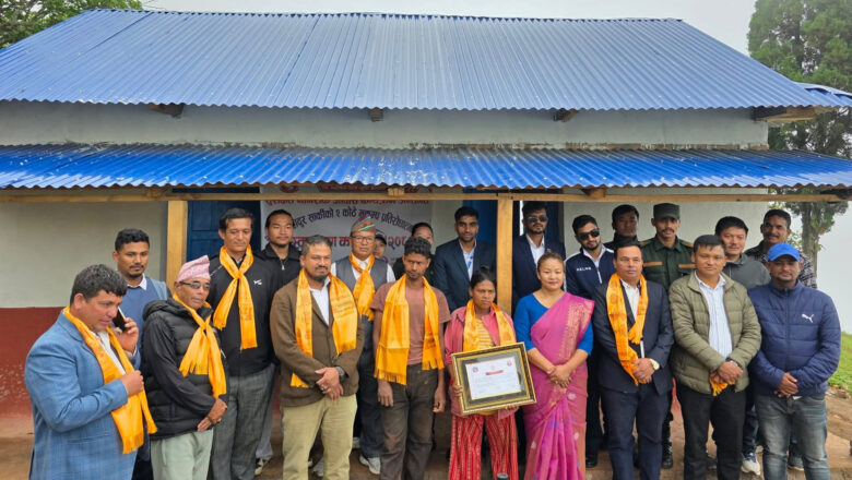घरविहीन विपन्न परिवारलाई नगरपालिकाले उपलब्ध गरायो भूकम्प प्रतिरोधी नयाँ घर