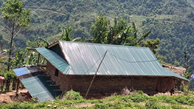 घर जलेर विस्थापित भएका धनबहादुरको परिवारलाई दाताको सहयोगमा नयाँ घर