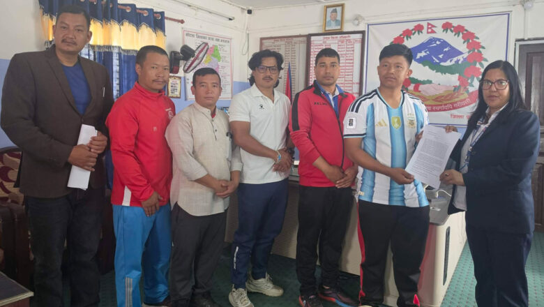 खेलकुदको बजेट अनियमिततामा संलग्नलाई कारबाहीको माग गर्दै प्रशासनमा ज्ञापन