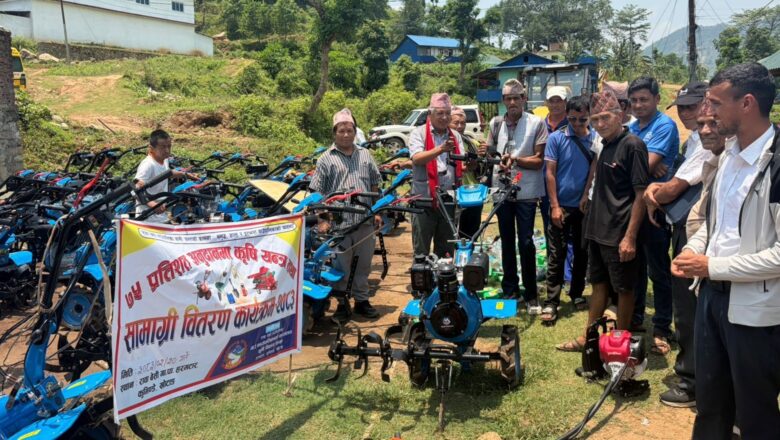 उत्पादन वृद्धि र लागत कम गर्न रावाबेँसीका कृषकलाई आधुनिक कृषि सामग्री