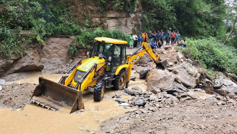 पङ्खुखोलामा आएको भीषण बाढीले अवरुद्ध दिक्तेल–चखेवाभञ्ज्याङ सडक सञ्चालनमा