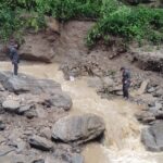भीषण बाढीले मध्यपहाडी लोकमार्ग अवरुद्ध, साप्सुखोलाले ब्रेकर बगायो