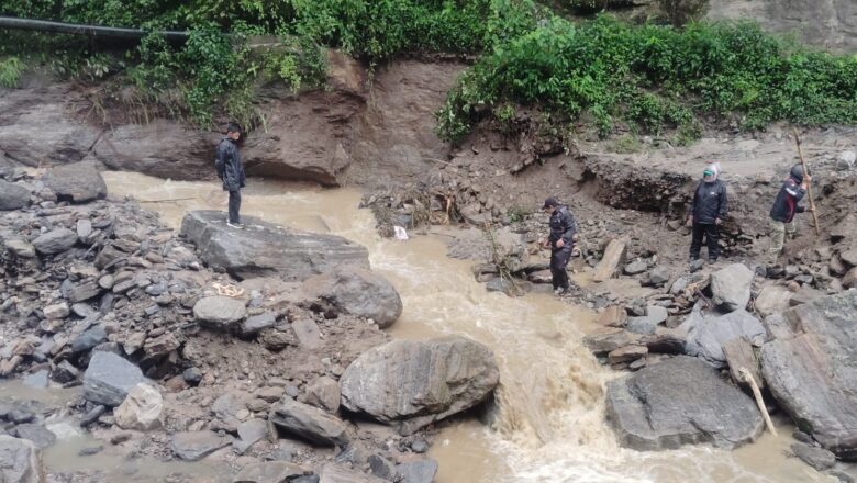 भीषण बाढीले मध्यपहाडी लोकमार्ग अवरुद्ध, साप्सुखोलाले ब्रेकर बगायो