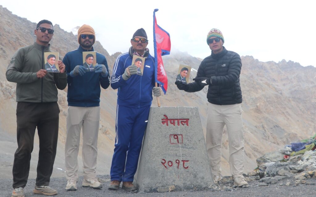 नेपाली चलचित्रका नायक नवल खड्काको पुस्तक ‘नवल खड्का’ बजारमा