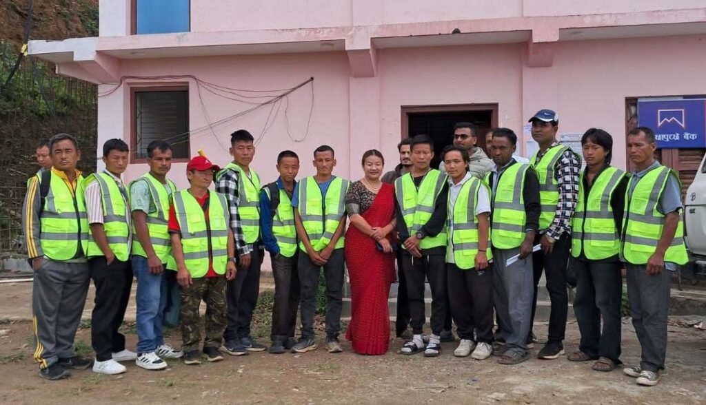 बाह्रै महिना यातायात सञ्चालन गर्न हलेसी तुवाचुङमा २६ जना सडक हेरालु नियुक्त