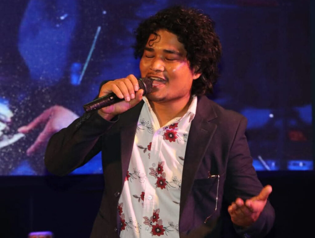 विदेशबाट फर्किएर साँगीतिक दुनियाँमा भविष्य खोजीरहनुभएका केशव भावुक