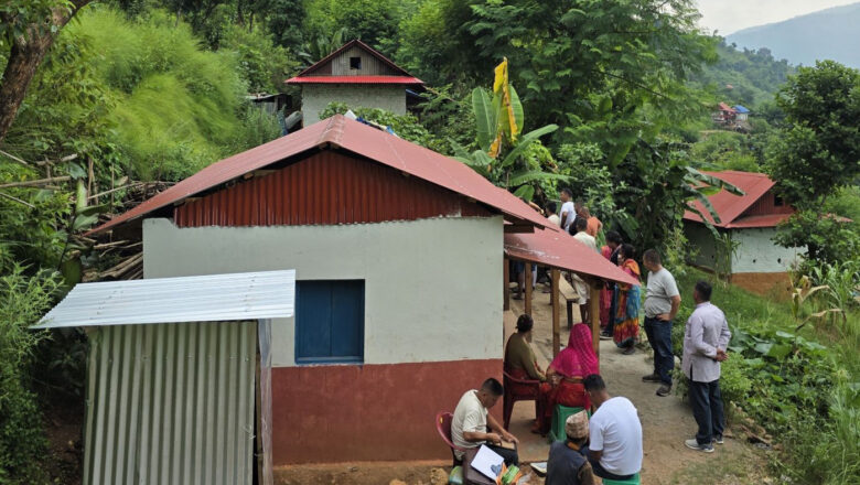 हलेसी तुवाचुङका घरविहीन तीन विपन्न परिवारले पाए भूकम्प प्रतिरोधी नयाँ घर