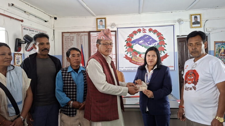 भोटेकोशी बाढीपीडितका लागि राप्रपा खोटाङले पठायो प्रशासनमार्फत राहत रकम