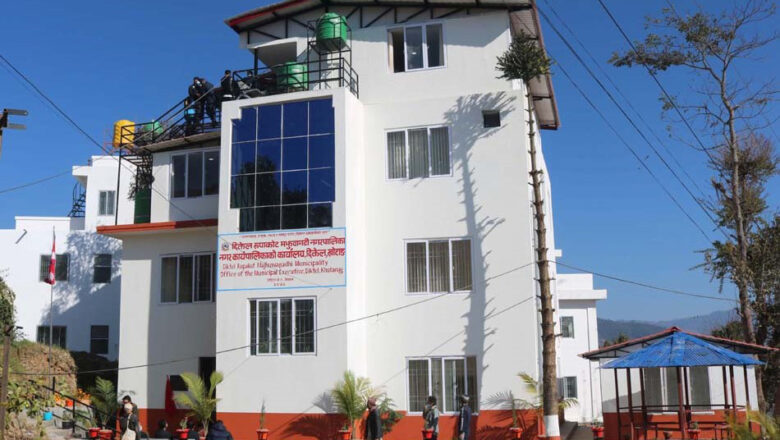 दिक्तेल रुपाकोट मझुवागढीले बाढीपीडितका लागि बाँसका संरचना निर्माणमा सहयोग गर्ने
